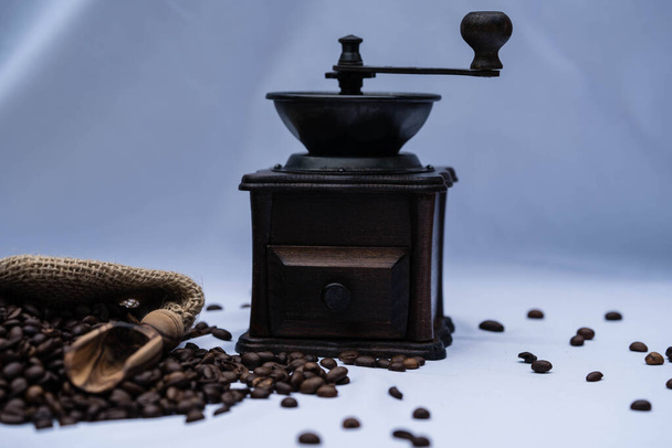 roasted Coffee beans and a vitage coffee grinder - Foto, afbeelding