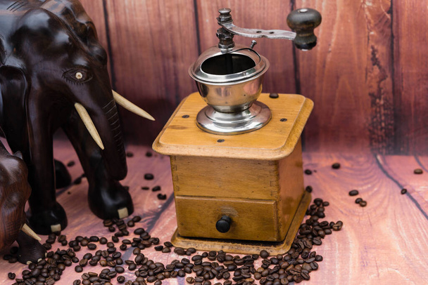pörkölt kávébab és vitage kávéőrlő - Fotó, kép