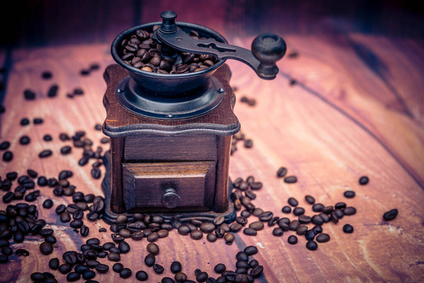 жареные кофейные зёрна и кофемолка - Фото, изображение