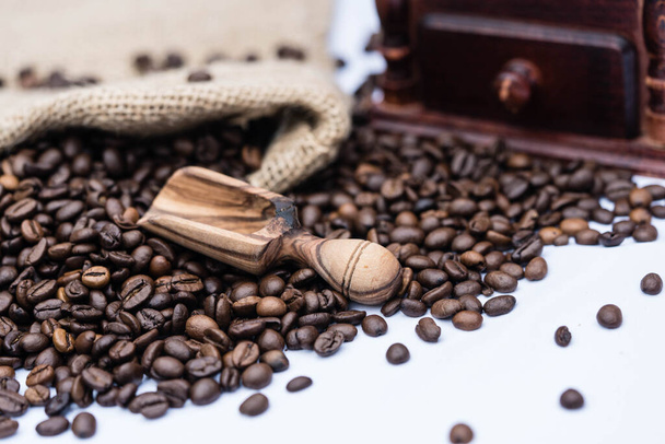 paahdettuja kahvipapuja ja vitage kahvimylly - Valokuva, kuva
