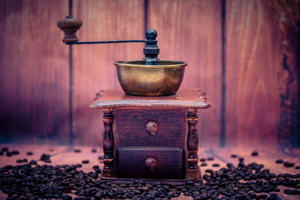 granos de café tostados y un molinillo de café vitage - Foto, imagen
