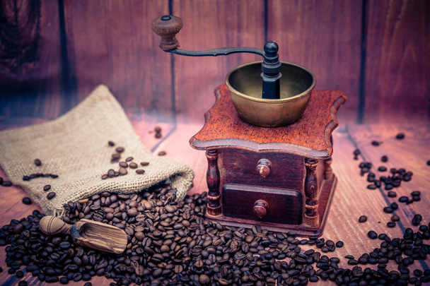 焙煎したコーヒー豆とビタージュコーヒーグラインダー - 写真・画像