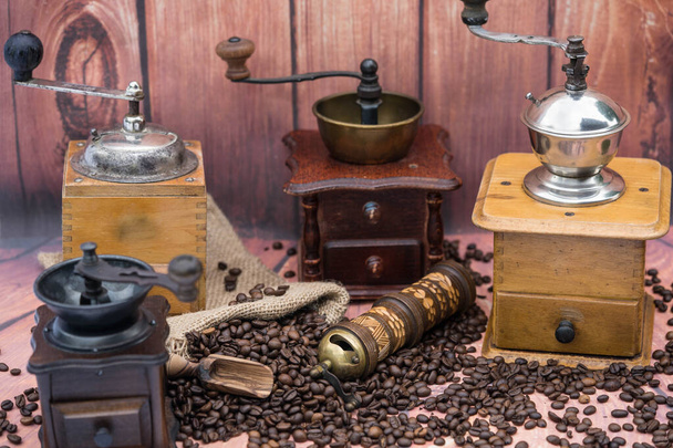 смажені кавові зерна та кавомолка
 - Фото, зображення