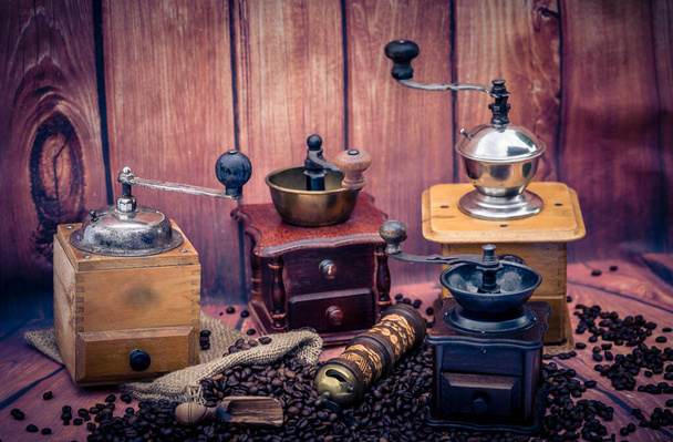 grains de café torréfiés et un moulin à café vitage - Photo, image