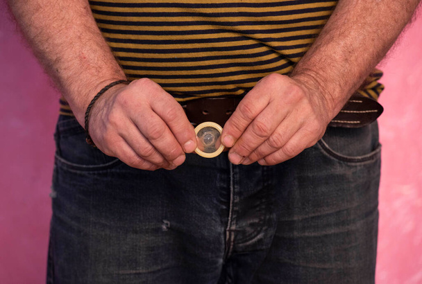 kondomin pitäminen kädessä, ehkäisy ja ehkäisy sukupuolitauteja vastaan - Valokuva, kuva