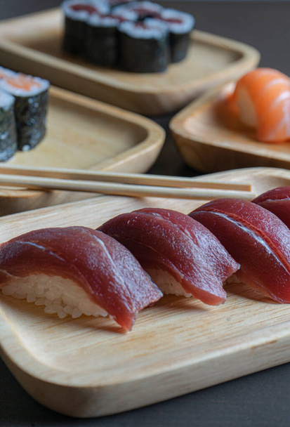 Ravintolan pöydällä on erilaisia sushia ja nigirejä. Valikoiva painopiste - Valokuva, kuva