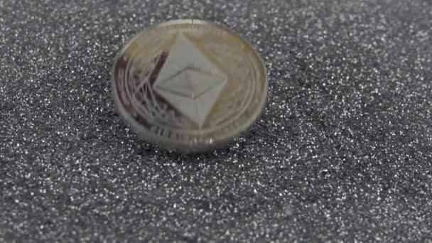 Die Kryptowährung Ethereum glitzert silbern. Echte ETH-Münze aus Metall. Zeitlupe 500fps. - Filmmaterial, Video