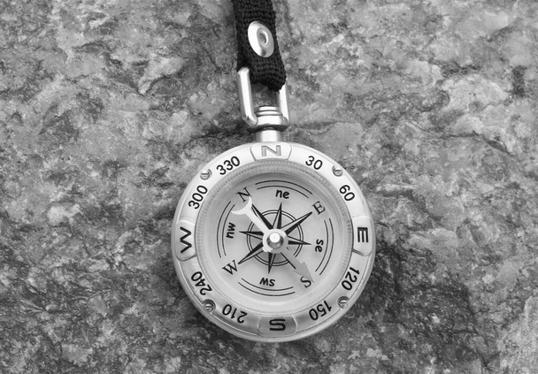 Klasyczny kompas nawigacyjny na naturalnym tle jako symbol turystyki z kompasem, podróże z kompasem i zajęcia na świeżym powietrzu z kompasem - Zdjęcie, obraz