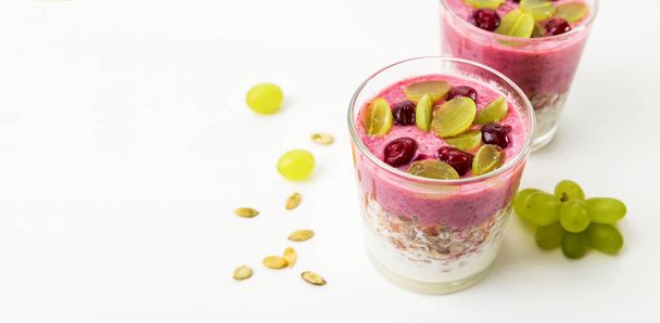 Pasticceria sfoglia con yogurt, frullato di ciliegie, muesli fatti in casa, ciliegie e uva. Colazione o spuntino salutare. - Foto, immagini