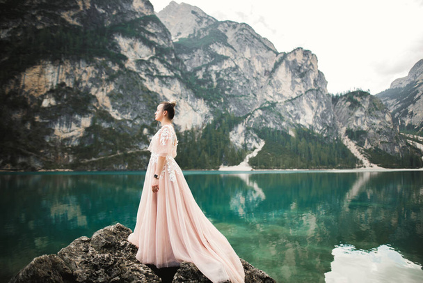 Beauty woman, bride with perfect white dress background mountains - Foto, Imagen