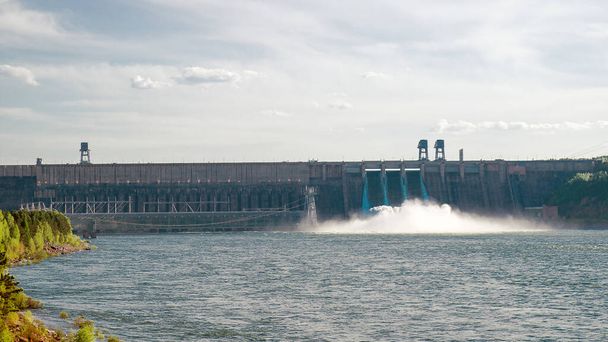 Rejet d'eau dans une centrale hydroélectrique à Krasnoïarsk, en Russie. Paysage industriel avec barrage de Krasnoïarsk à la journée ensoleillée. - Photo, image