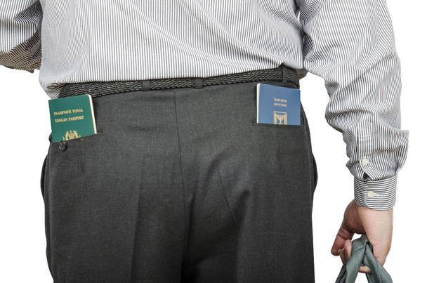 Empresário tem passaportes israelenses e Tonga em seus bolsos traseiros
 - Foto, Imagem