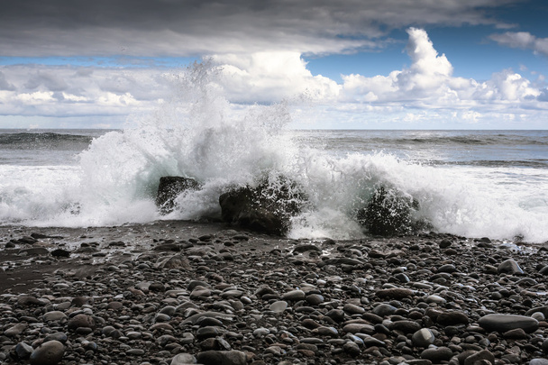 morze, kamienie i rozpryskiwania fale zdjęcie z chmury na tle  - Zdjęcie, obraz
