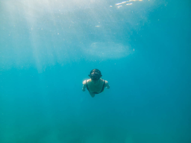 mujer en snorkel máscara y aletas bajo el agua vacaciones de verano en la playa - Foto, imagen