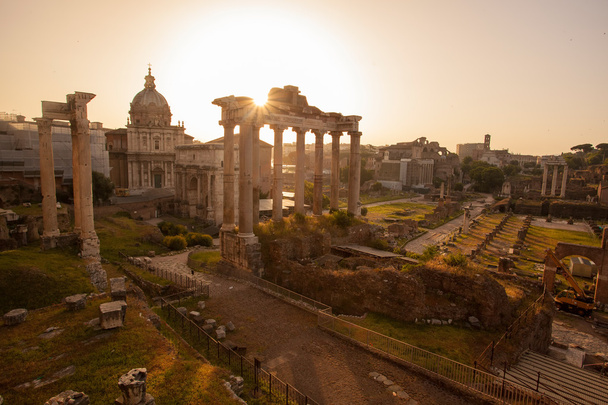 Famosas ruinas romanas en Roma, capital de Italia
 - Foto, imagen