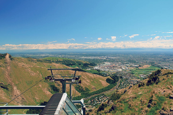 Uitzicht op Christchurch Gondola Het Summit Station waar de basis is gelegen in Heathcote Valley, en het doorkruist de hellingen van de berg Cavendish in de Port Hills. Het Zuidereiland, Nieuw-Zeeland attracties. - Foto, afbeelding