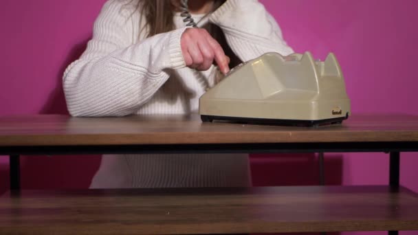 Frau wählt auf einem Oldtimer-Handy - Filmmaterial, Video
