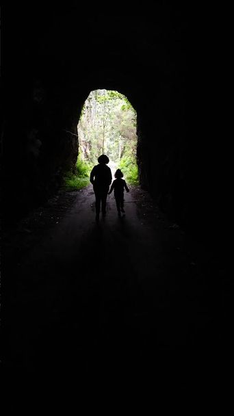 meisjes lopen door een tunnel op een route - Foto, afbeelding