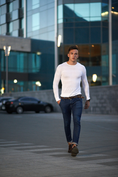 fashionable guy is the evening city - Foto, imagen