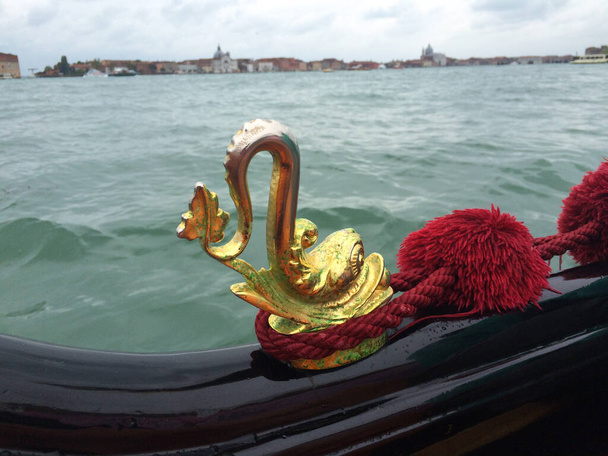 Venezia, Italia-05.09.2016 Dettaglio oro decorazione parte della gondola veneziana. Foto di alta qualità - Foto, immagini