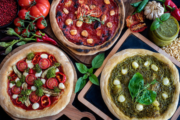 Het serveren en delen van zelfgemaakte pizza. Italiaanse gerechten op traditionele wijze gebakken.   - Foto, afbeelding