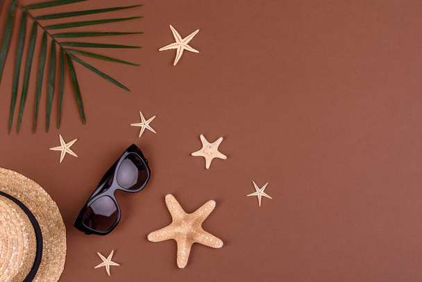 Strand accessoires met schelpen en zee sterren op een gekleurde achtergrond - Foto, afbeelding