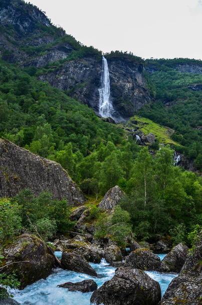 La cascada gigante de Rjoandefossen entre las montañas fluye hacia abajo en el hermoso cañón del río de montaña. Flam, Noruega paisaje. Belleza en la naturaleza. - Foto, imagen