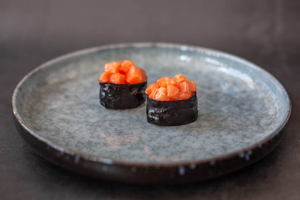 salmon sushi gunkan. Japanese food - Foto, afbeelding