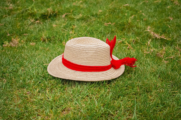 赤いリボンのグアテマラとマヤの帽子  - 写真・画像