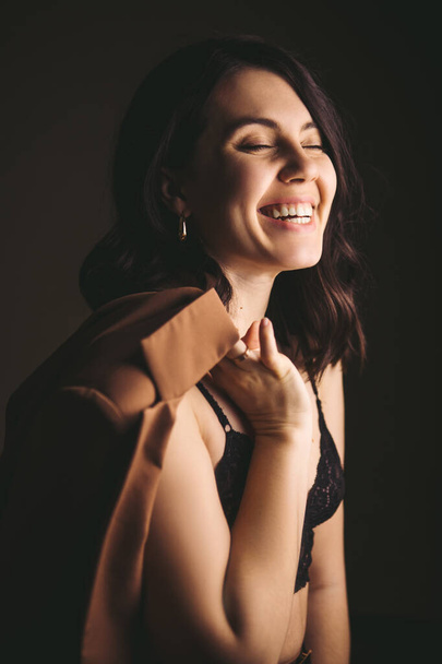 styl smyslný portrét mladé ohromující ženy v hnědé bundy studio světlo - Fotografie, Obrázek