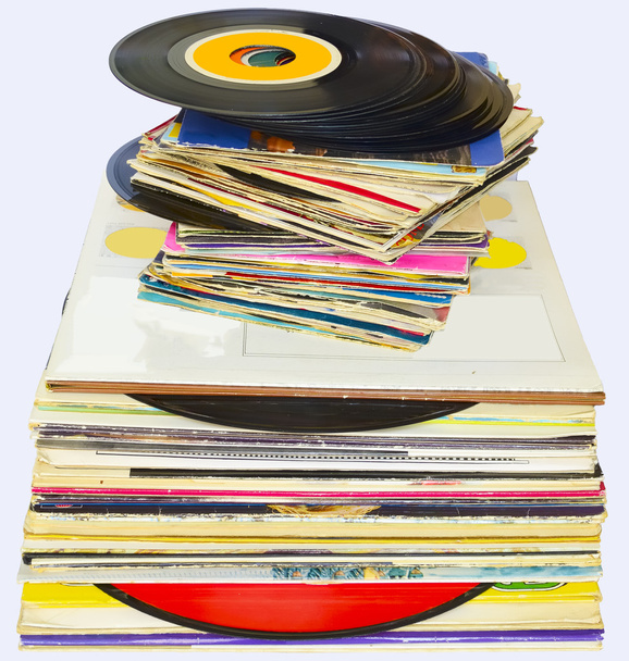 33 e 45 rpm empilhamento de discos de vinil no fundo branco
 - Foto, Imagem