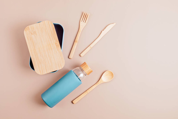 Nulla hulladék készlet ebédre, újrahasznosítható üveg, doboz és bambusz evőeszközök - Fotó, kép
