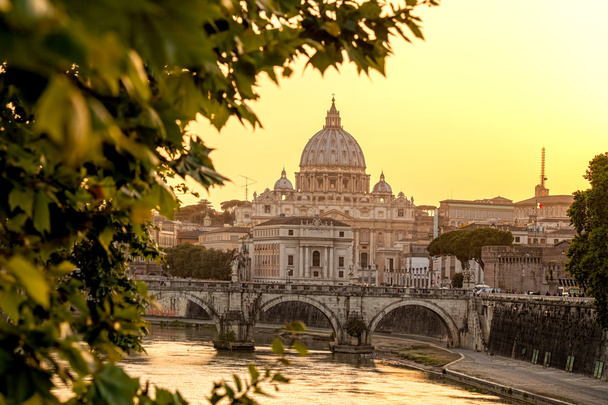 Basilica di San Pietro met bridge in Vaticaan, Rome, Italië - Foto, afbeelding