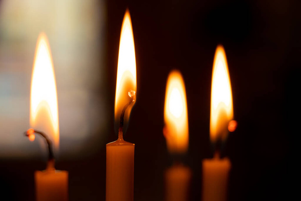 llama de vela en la oscuridad en la iglesia, vela encendida, religión - Foto, Imagen