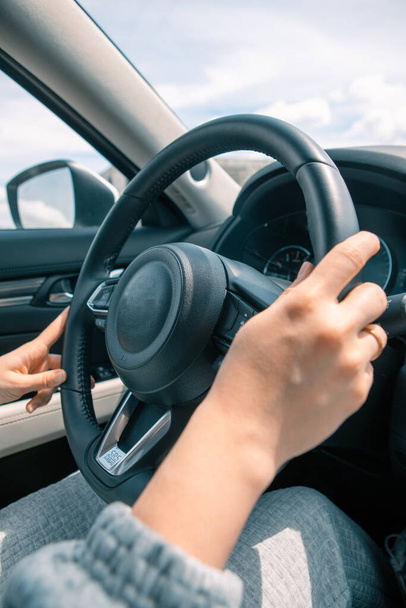 žena řízení auto pohled zevnitř bez tváře silniční výlet - Fotografie, Obrázek