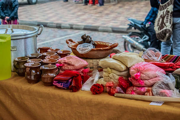борошно і традиційний шоколад на столі
 - Фото, зображення