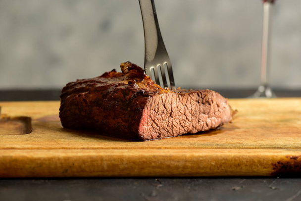 Masada kızarmış biftek, geleneksel Arjantin mutfağı, Asado barbeküsü, Patagonya, Arjantin. - Fotoğraf, Görsel