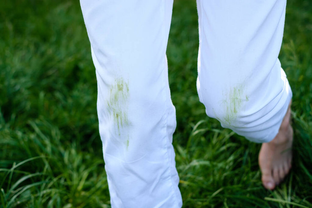 Брудні плями трави на повсякденному одязі. повсякденне життя брудна пляма для миття та чистої концепції. Високоякісна фотографія
 - Фото, зображення