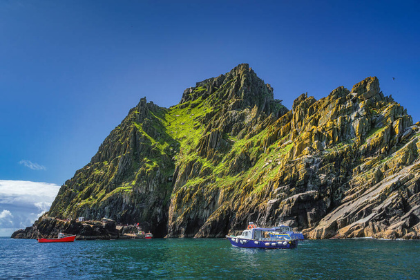 Barcos de cruzeiro com turistas atracando na ilha Skellig Michael, onde Star Wars foram filmados, Patrimônio Mundial da UNESCO, Ring of Kerry, Irlanda - Foto, Imagem