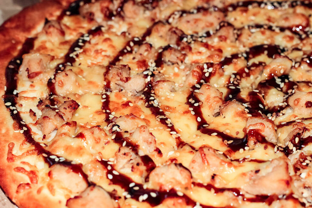 Délicieuse pizza tranchée avec sauce teriyaki en gros plan. Une délicieuse collation. Coup de feu sélectif. - Photo, image