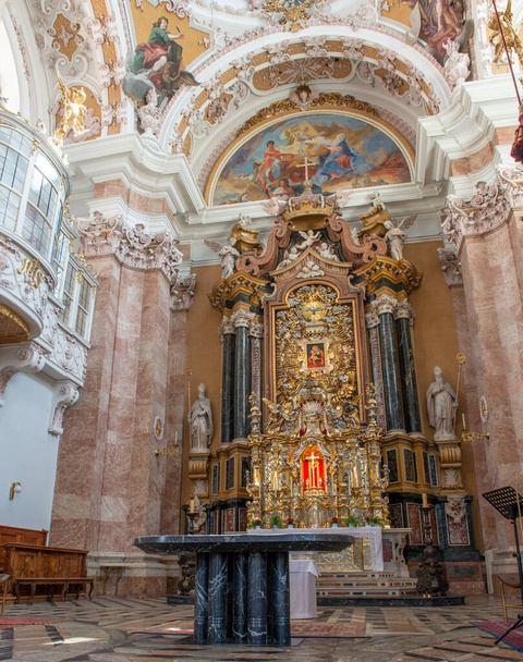 innsbruck austria lipiec 27 2020: Wnętrze katedry św. Jakuba z cennymi freskami i dekoracjami w innsbrucku - Zdjęcie, obraz