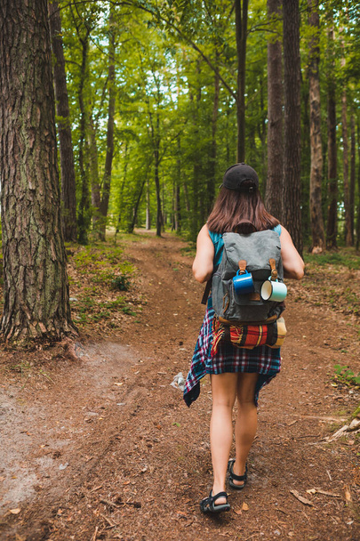 νεαρή ενήλικη γυναίκα περπάτημα με σακίδιο πλάτης από δάσος μονοπάτι καλοκαιρινές δραστηριότητες - Φωτογραφία, εικόνα