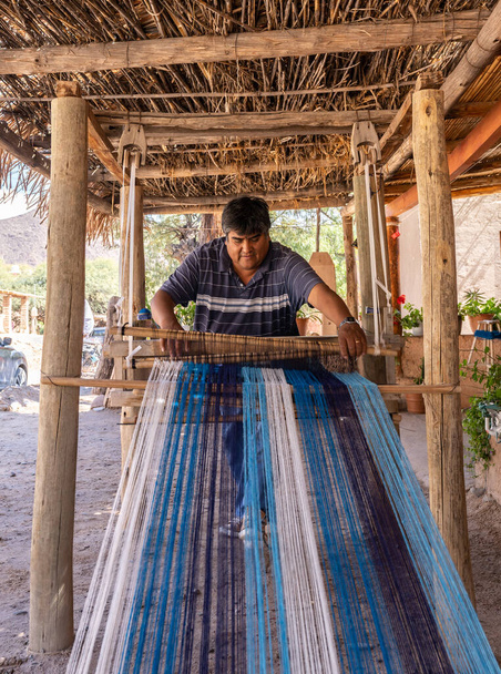 Tekstil dokuma ustası ahşap el işi tezgahında ürünler yapıyor. - Fotoğraf, Görsel