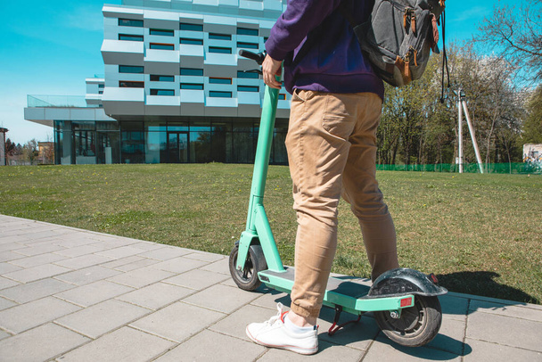 montar scooter patada eléctrica última milla transporte urbano copia espacio - Foto, imagen