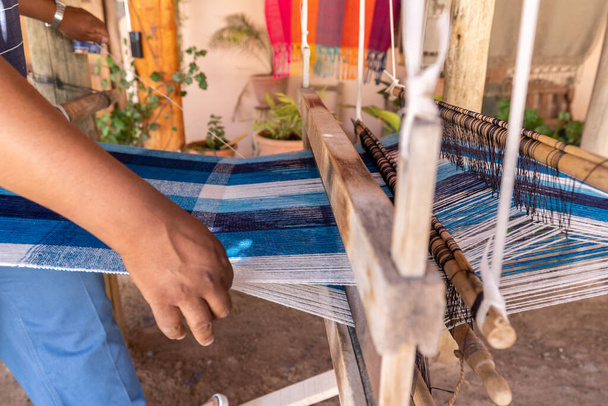 tisserand textile artisan fabrication de produits sur un métier à tisser artisanal en bois - Photo, image