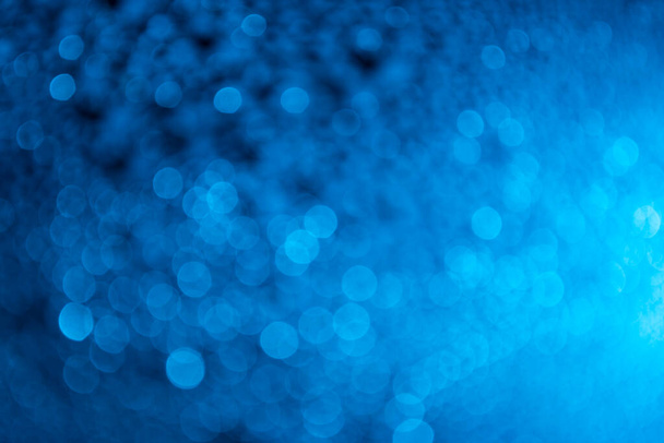 Abstrakter Bokeh-Effekt Hintergrund transparenter Wassertropfen mit blauem LED-Licht. - Foto, Bild