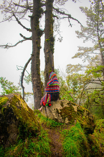 belles couleurs de costume de femme mayas dans la forêt - Photo, image
