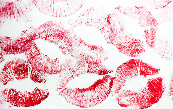 Sok piros csók elszigetelt fehér háttérrel. Női ajaklenyomatok papíron. Rúzsos csókok. Ajklenyomat. Gyönyörű ajakbélyegek. Valentin nap, romantikus hangulat és szerelmi koncepció. Csókollak és szeretlek. - Fotó, kép