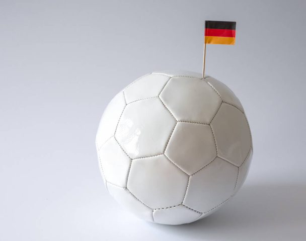 Beyaz arka planda izole edilmiş Alman bayrağıyla futbol topu - Fotoğraf, Görsel