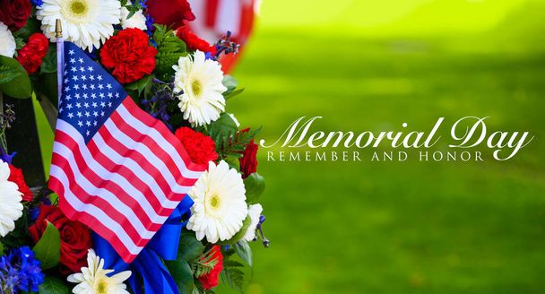 Ένα όμορφο στεφάνι από λουλούδια και μια σημαία την Ημέρα Μνήμης - Φωτογραφία, εικόνα